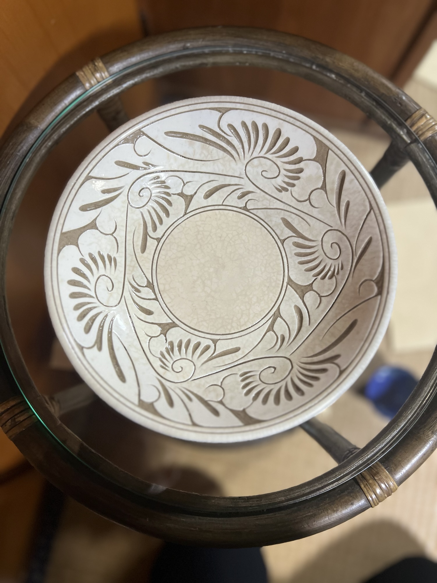 7寸白唐草線彫り（正面）